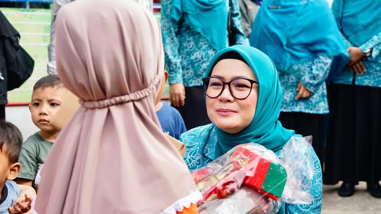 TP PKK Pusat Salurkan Paket Bantuan Peralatan Ibadah di Malalak Kabupaten Agam