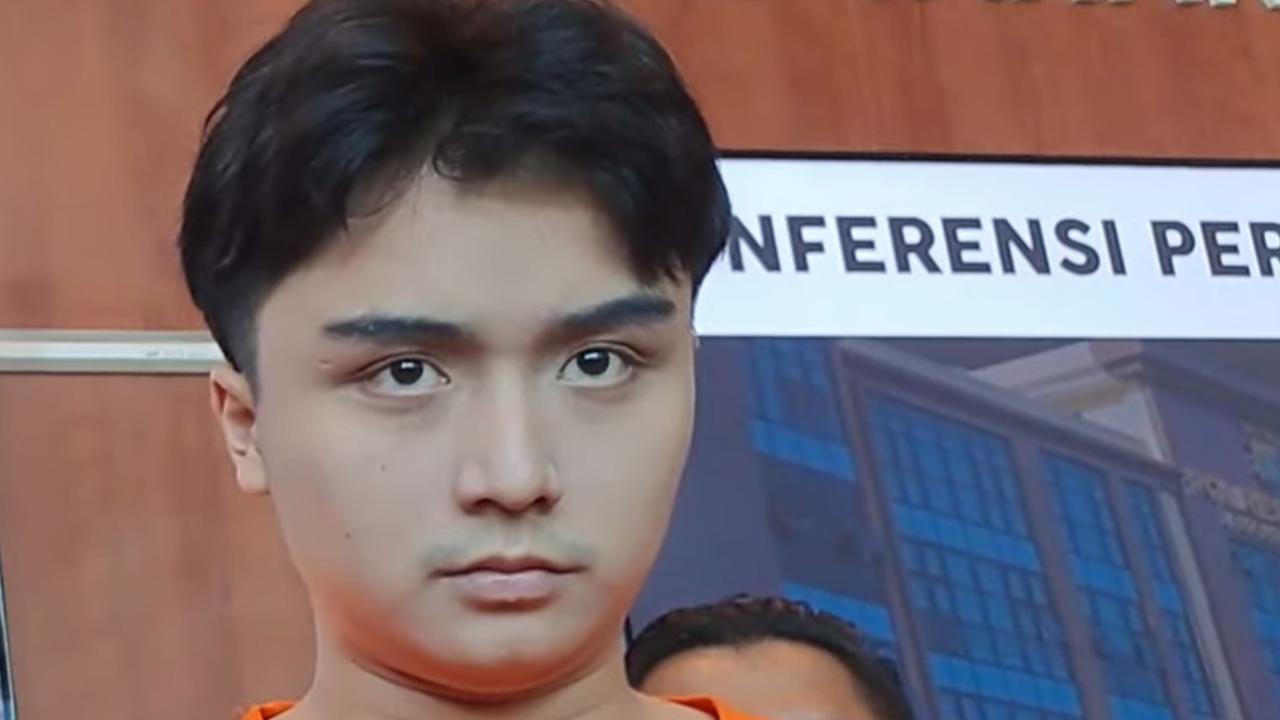 Leon Dozan Berbaju Oranye