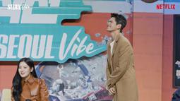 MC acara ini langsung “menyambar” umpan dari Yoo Ah In dan meminta Ong Seong Wu bangkit dari duduknya untuk menari. Awalnya, Ong Seong Wu menanggapinya dengan malu-malu. Ia berkata, “Ini enggak ada di skrip.” (Foto: Tangkapan layar YouTube - Netflix).