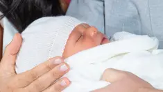 Bayi laki-laki Pangeran Harry dan Meghan Markle yang baru lahir terlihat di St George's Hall di Windsor Castle di Windsor, London (8/5/2019). Pangeran Harry dan Meghan Markle melahirkan anak pertama mereka di Frogmore Cottage pada Senin pagi, 6 Mei 2019.  (AFP Photo/Dominic Lipinski)