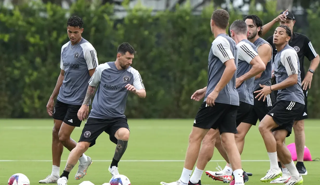 Seperti diketahui Lionel Messi resmi diperkenalkan sebagai pemain baru Inter Miami pada Senin (17/7/2023) pagi WIB. (AP Photo/Lynne Sladky)