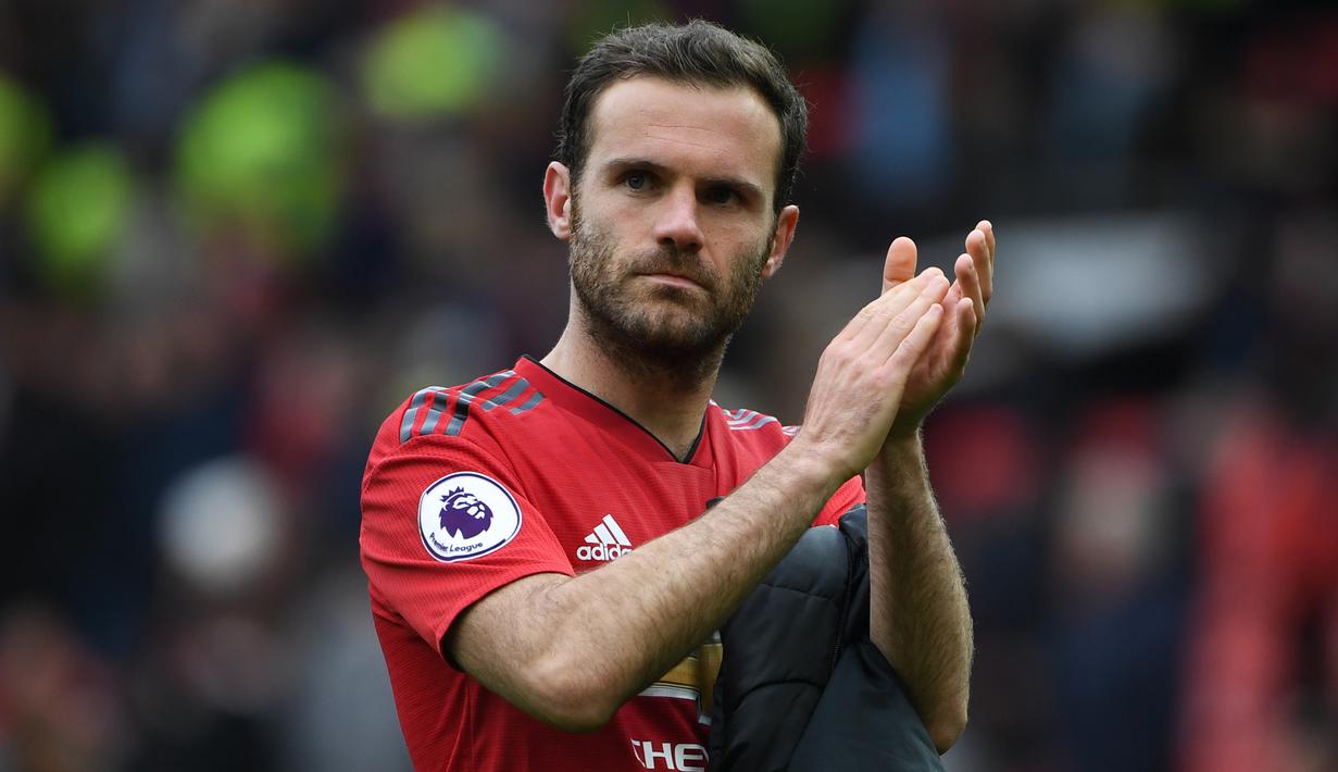 3. Juan Mata – Pemain Manchester United ini terkenal aktif membagikan kegiatannya di dalam maupun di luar lapangan dengan membuat video YouTube. Konten nya mulai dari Tips dan trik bermain sepak bola. (AFP/Paul Ellis)