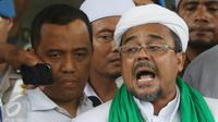 Pimpinan FPI, Muhammad Rizieq Shihab memberi keterangan usai menjalani pemeriksaan di Bareskrim, Jakarta, Rabu (23/11). Rizieq diperiksa sebagai saksi ahli dalam kasus penistaan agama yang diduga dilakukan Ahok. (Liputan6.com/Immanuel Antonius)