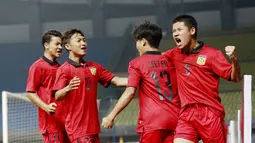 Pemain Laos U-19 merayakan gol yang dicetak oleh Peeter Phanthavong ke gawang Thailand U-19 pada laga semifinal Piala AFF U-19 2022 di Stadion Patriot Candrabhaga, Bekasi, Rabu (13/7/2022). (Bola.com/M Iqbal Ichsan)