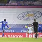 Gelandang Leicester City, Wilfred Ndidi saat mencetak gol ke gawang Chelsea pada pertandingan lanjutan Liga Inggris di Stadion King Power, Rabu (20/1/2021). Leicester City mengumpulkan 38 poin selisih satu poin dari peringkat dua Manchester United. (Michael Regan/Pool via AP)