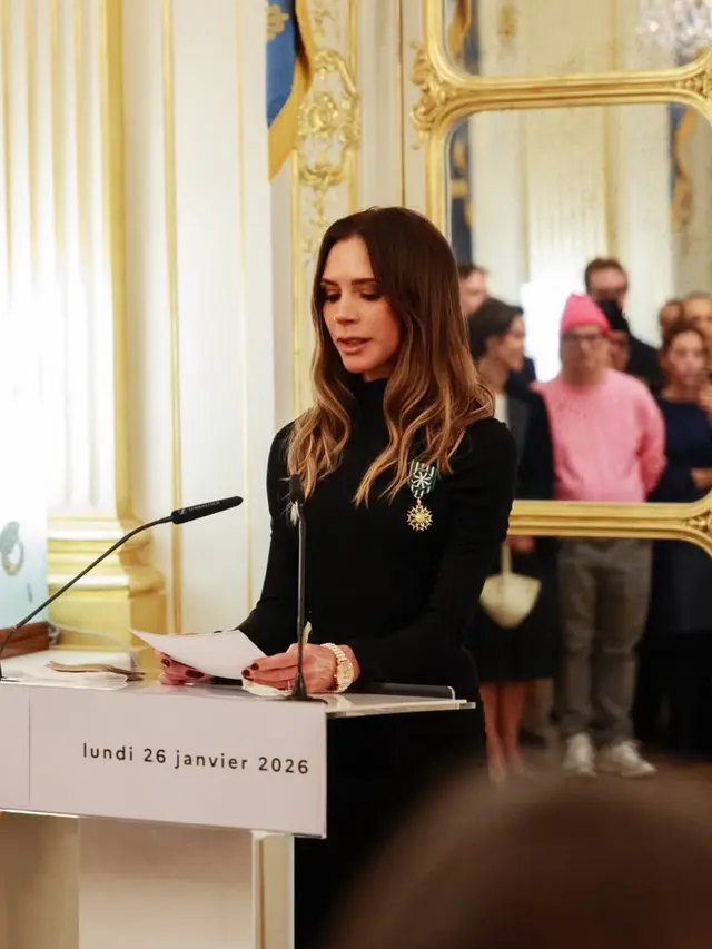 Victoria Beckham Raih Gelar Ksatria dari Prancis mengenakan pin pita biru. [@victoriabeckham]