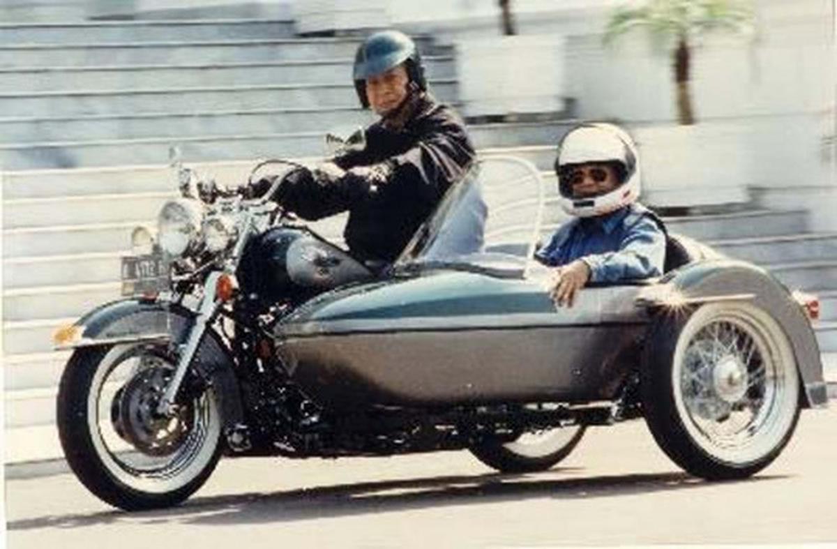 Gagahnya Presiden Soeharto saat geber moge Harley Davidson
