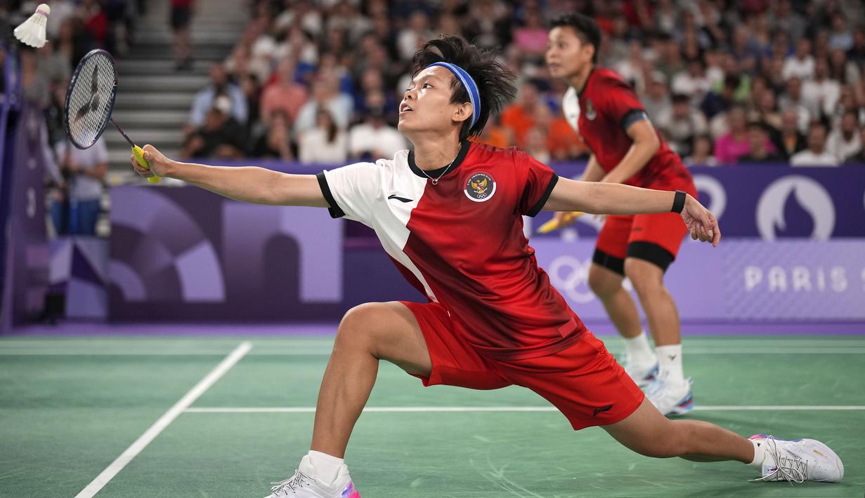 Pebulu tangkis ganda putri Indonesia, Apriyani Rahayu/Siti Fadia Silva Ramadhanti berusaha mengembalikan kok ke arah pasangan Jepang, Mayu Matsumoto/Wakana Nagahara pada laga Grup B bulu tangkis Olimpiade Paris 2024 di Porte de la Chapelle Arena, Paris, Prancis, Sabtu (27/07/2024). (AP Photo/Dita Alangkara)