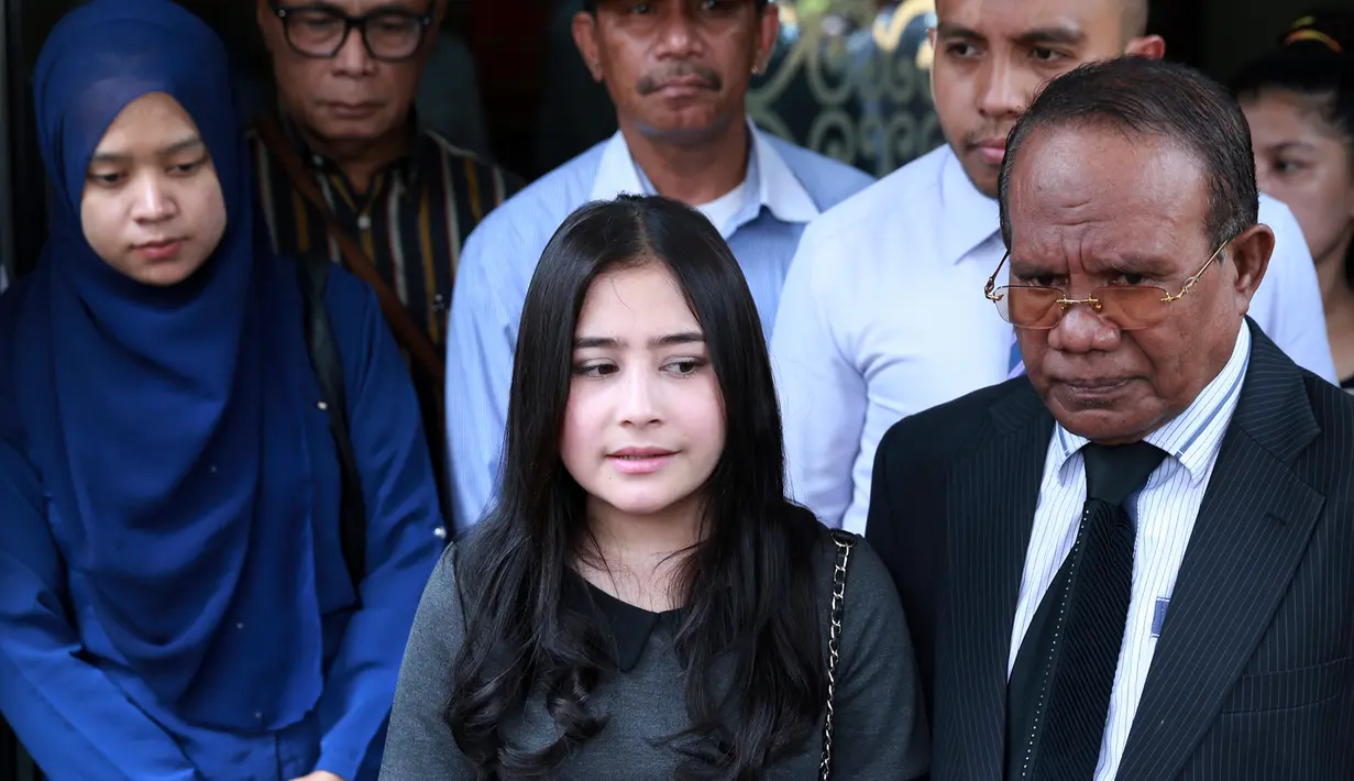 Tepat pukul 12.20 WIB, Prilly Latuconsina bersama kuasa hukumnya keluar dari Direktorat Reserse Kriminal Khusus Polda Metro Jaya. (Wimbarsana.Bintang.com)