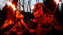 Peserta mengenakan kostum iblis membawa obor saat mengikuti parade tardisional Perchtenlauf di Osterseeon dekat Munchen, Jerman (17/12). Dalam sejarahnya, kata Perchten berarti topeng perempuan yang menyimbolkan dewi kuno. (Reuters/Michaela Rehle)