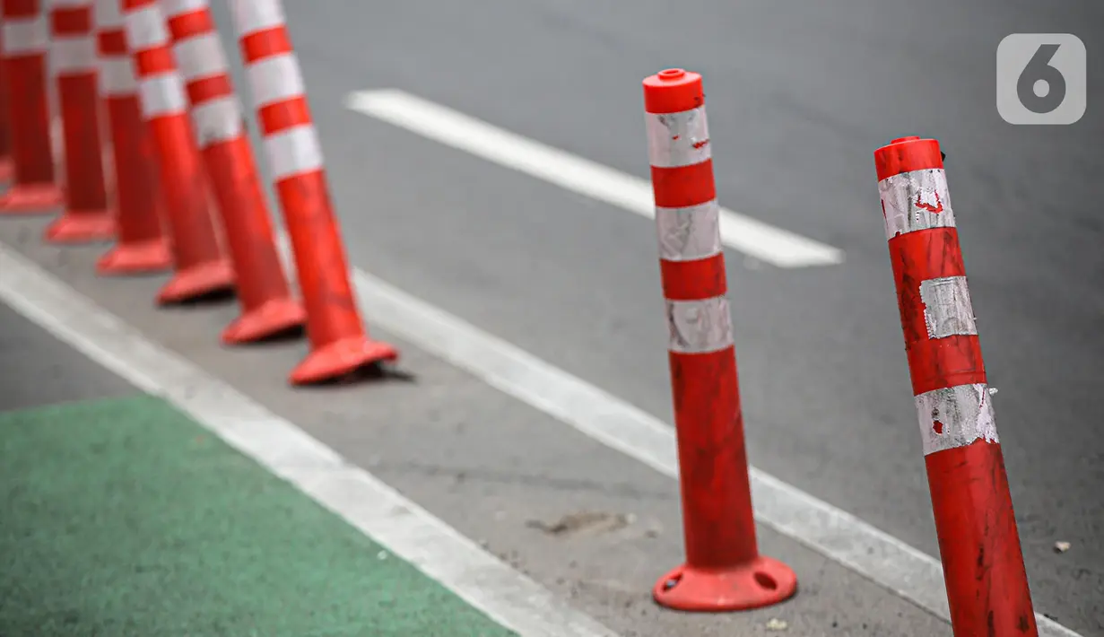 Sejumlah stick cone pembatas jalur sepeda rusak di kawasan Salemba Raya, Jakarta, Jumat (18/11/2022). Stick cone yang terpasang sejak September lalu tersebut terlihat sudah rusak dan tidak terpasang dengan benar, Pemerintah Provinsi DKI menghapus anggaran Rp 38 miliar untuk pembangunan sekitar 500 kilometer jalur sepeda dari rancangan anggaran pendapatan dan belanja daerah (RAPBD) DKI tahun 2023. (Liputan6.com/Faizal Fanani)