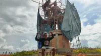 Karjo, pemahat asal Kota Solo Jateng yang mengubah patung Bung Karno di Banyuasin Sumsel, dari bentuk yang tembem menjadi estetik hanya dalam waktu 2 bulan saja (Liputan6.com / Nefri Inge)