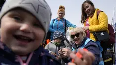 Pengungsi Olga bersama anak-anaknya berangkat menuju Pokrovsk, Wilayah Donetsk, Ukraina dari perbatasan di Medyka, Polandia, Rabu (30/3/2022). Menyusul pengumuman Rusia bahwa pasukan mungkin ditarik dari berbagai bagian Ukraina, beberapa pengungsi kembali ke negaranya. (AP Photo/Sergei Grits)