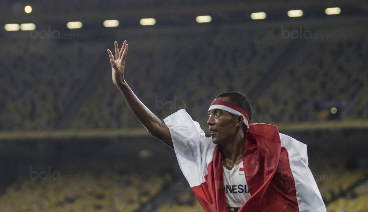 Pelari Indonesia, Agus Prayogo, meraih medali emas SEA Games cabang atletik nomor 10.000 meter di Stadion Bukit Jalil, Kuala Lumpur, Jumat (25/8/2017). Agus menorehkan waktu 30 menit 22,26 detik. (Bola.com/Vitalis Yogi Trisna)