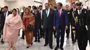 Presiden Joko Widodo dan Ibu Negara Iriana Joko Widodo saat disambut Presiden Pakistan Mamnoon Hussain dan Ibu Negara Pakistan Begum Mahmooda Mamnoon di Istana Kepresidenan Aiwan-e-Sadr, Islamabad, (26/1). (Liputan6.com/Pool/Rusman Biro Pers Setpres)