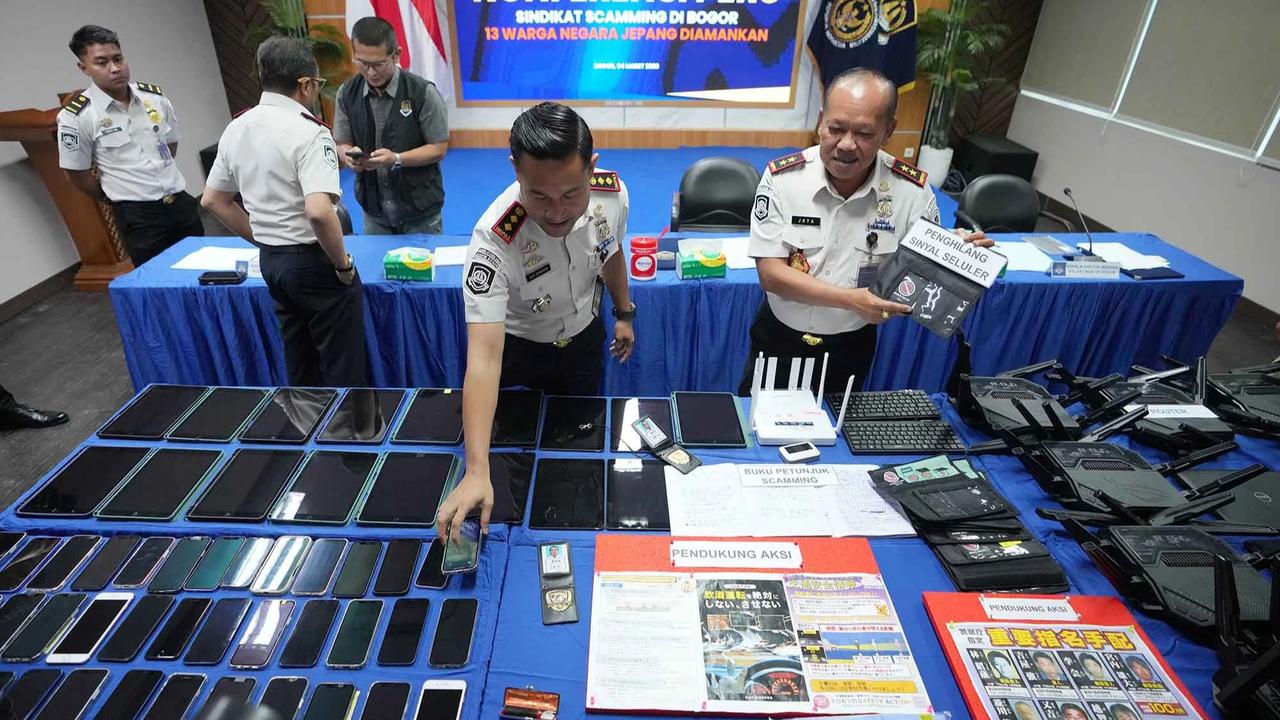 FOTO: Imigrasi Bogor Bongkar Sindikat Penipuan Online Warga Jepang di Sentul