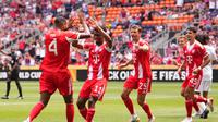 Pemain Bayern Munchen, Jonathan Tah (nomor 4), merayakan gol yang dicetak Kingsley Coman ke gawang Auckland City dalam laga pertamanya di Piala Dunia Antarklub (CWC) 2025 di TQL Stadium, Senin (16/6/2025) dini hari WIB. Bayern Munchen menang 10-0 atas Auckland City dalam laga debut Jonathan Tah itu. (Dylan Buell/Getty Images/AFP)