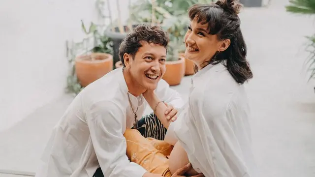 6 Maternity Shoot Terbaru Nadine Chandrawinata, Tampil Serasi dengan Dimas Anggara