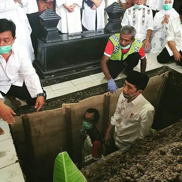 7 Momen Jokowi Kuburkan Ibundanya, Turun Langsung ke Liang Lahat