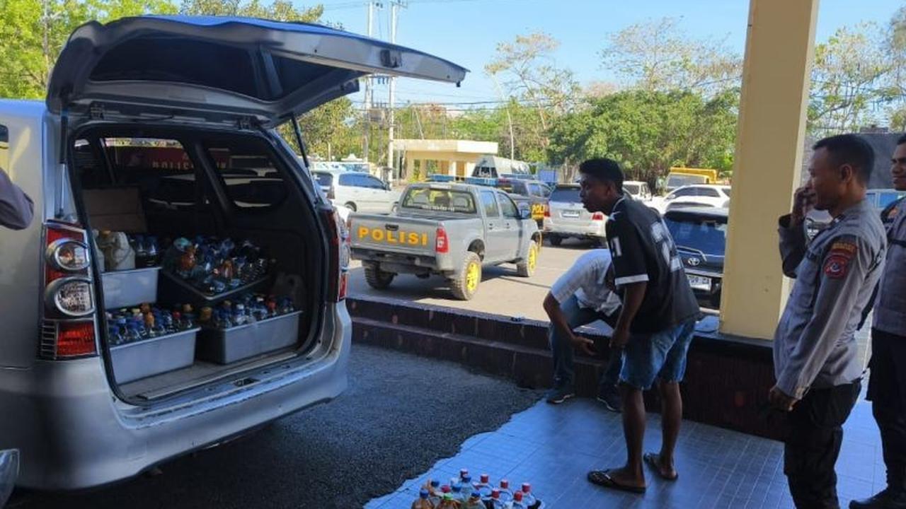 Fakta Mencengangkan: Polisi Sita 345 Botol Minuman Keras Lokal di Pelabuhan Tenau Kupang, Sopi Mendominasi!