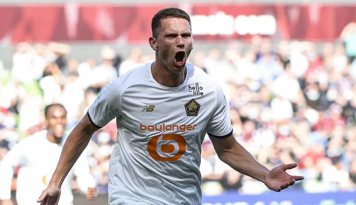 <p>Newcastle United berhasil mendapatkan Sven Botman setelah melalui proses yang sangat panjang. Pemain asal Belanda itu telah diincar The Magpies sejak bursa transfer musim dingin lalu. Botman mendarat ke St. James' Park dengan harga 37 juta euro dari LOSC Lille. Kedatangannya diharapkan bisa membantu Newcastle berbenah pada musim 2022/2023. (AFP/Jean-Christophe Verhaegen)</p>