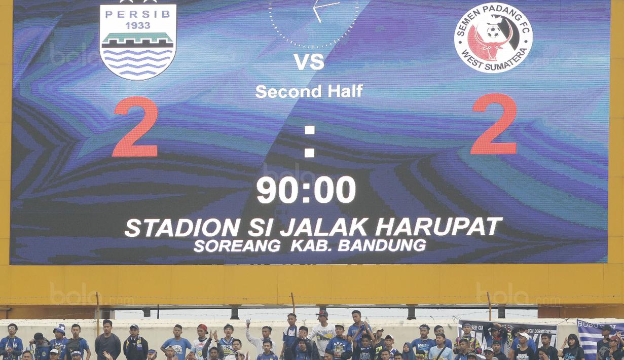 Papan skor akhir laga Persib Melawan Semen Padang pada laga Liga 1 Indonesia di Stadion Si Jalak Harupat, Bandung, Sabtu, (9/9/2017). Persib ditahan imbang 2-2 oleh Semen Padang. (Bola.com/M Iqbal Ichsan)