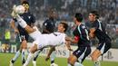 Penyerang Real Madrid Ruud Van Nistelrooy mencoba mencetak gol ke gawang Lazio pada pertandingan Liga Champions di Stadium Olimpico, Italia, Rabu (3/10/2007). (EPA/Maurizio Brambatti)