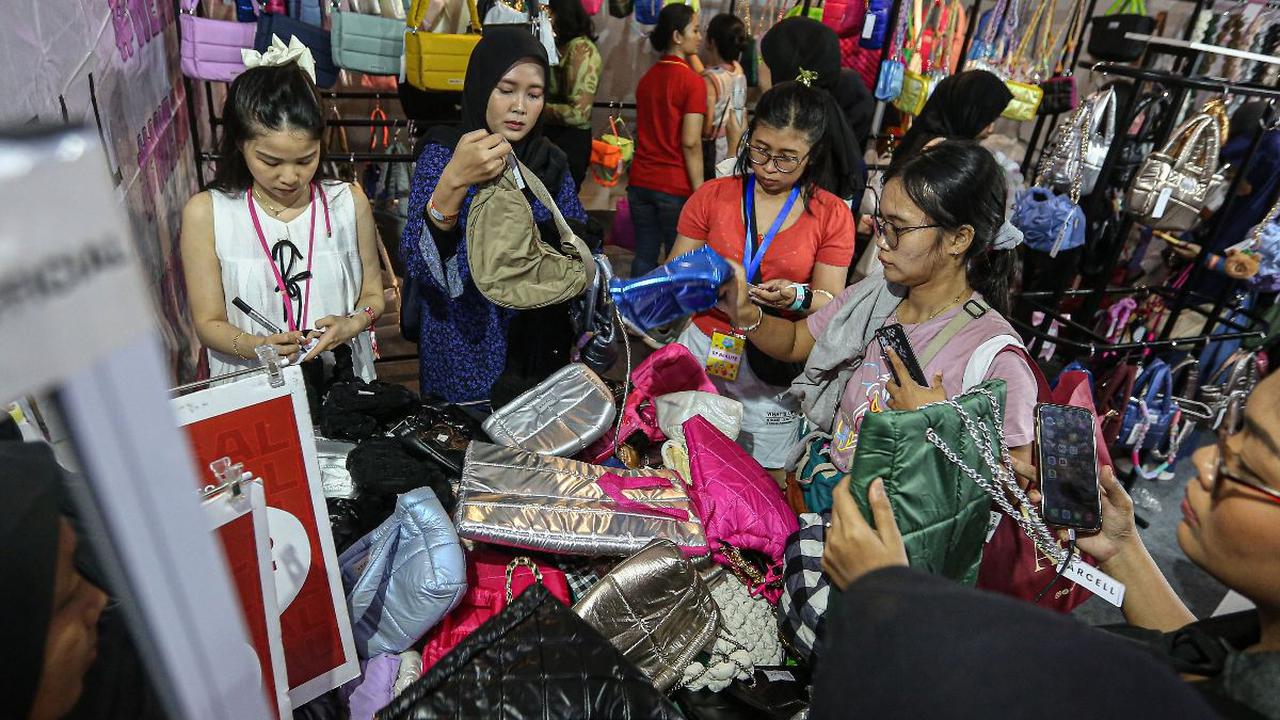 Pengunjung membeli produk mode dan kecantikan selama ajang Social Chic 2024 di Stadion Madya Gelora Bung Karno (GBK), Jakarta, Jumat (2/8/2024).&nbsp;Social Chic merupakan festival tahunan yang menampilkan beragam produk mode dan kecantikan. Foto: Liputan