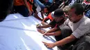 Ratusan massa fans Benyamin Sueb dan masyarakat Betawi membubuhkan tandatangannya sebagai bentuk protes terhadap YKS dan menuntut KPI untuk membubarkan acara tersebut, Jakarta, Selasa (24/06/2014) (Liputan6.com/Faisal R Syam)