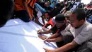 Ratusan massa fans Benyamin Sueb dan masyarakat Betawi membubuhkan tandatangannya sebagai bentuk protes terhadap YKS dan menuntut KPI untuk membubarkan acara tersebut, Jakarta, Selasa (24/06/2014) (Liputan6.com/Faisal R Syam)