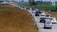 Kendaraan pemudik memadati ruas tol fungsional (tol darurat) Brebes Timur-Pemalang di Tegal, Jawa Tengah, Jumat (30/6). Selama arus balik dari arah Jawa Tengah menuju Jakarta, jalan tol darurat ini akan dibuka 24 jam. (Liputan6.com/Faizal Fanani)