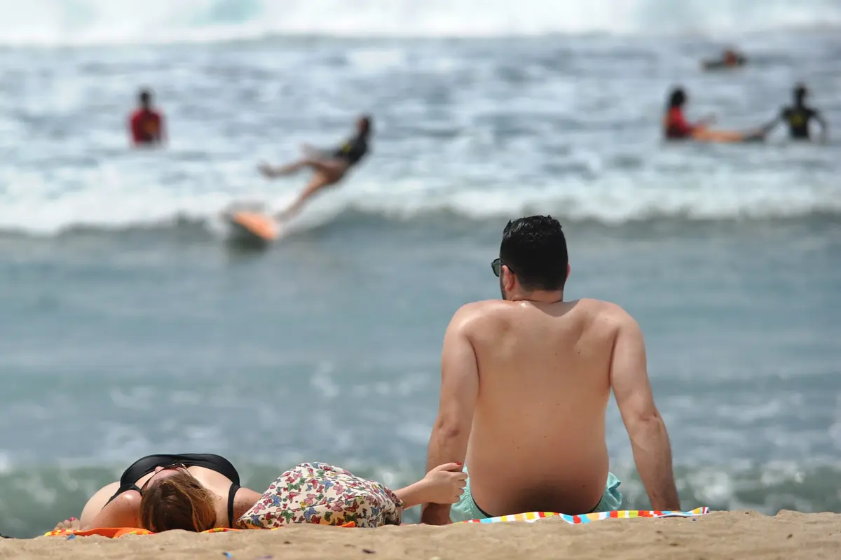 Melihat Para Turis Berlibur di Pantai Kuta Bali