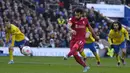 Mohamed Salah. Pemain sayap asal Mesir berusia 29 tahun yang telah 5 musim berseragam Liverpool ini baru saja mencetak gol ke-20 musim ini sekaligus ke-2000 bagi Liverpool di pentas Premier League lewat 1 gol penaltinya ke gawang Brighton yang berakhir 2-0. (AP/Kirsty Wigglesworth)
