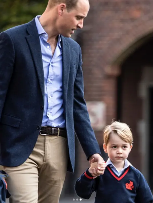 Menggenggam tangan anak laki-lakinya, Pangeran William kala itu menjinjing tas punggung kecil miliki pangeran kecilnya itu. Mereka pun disambut oleh sang kepala sekolah sebelum memasuki ruang kelas George. (Instagram/kensingtonroyal)
