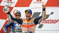 Valentino Rossi dan Marc Marquez saat naik podium MotoGP Jerman 2018. (Robert MICHAEL / AFP)