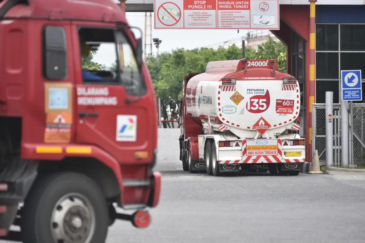 Penyaluran BBM oleh Truk Pertamina
