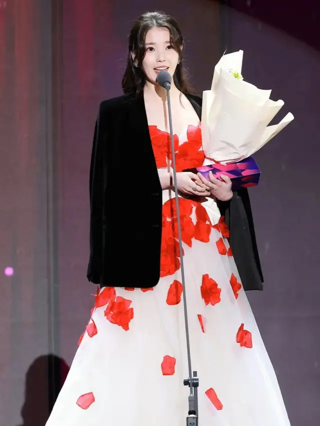 IU saat Hadir APAN Star Awards 2025 dengan gaun putih motif mawar. [@dlwlrma]