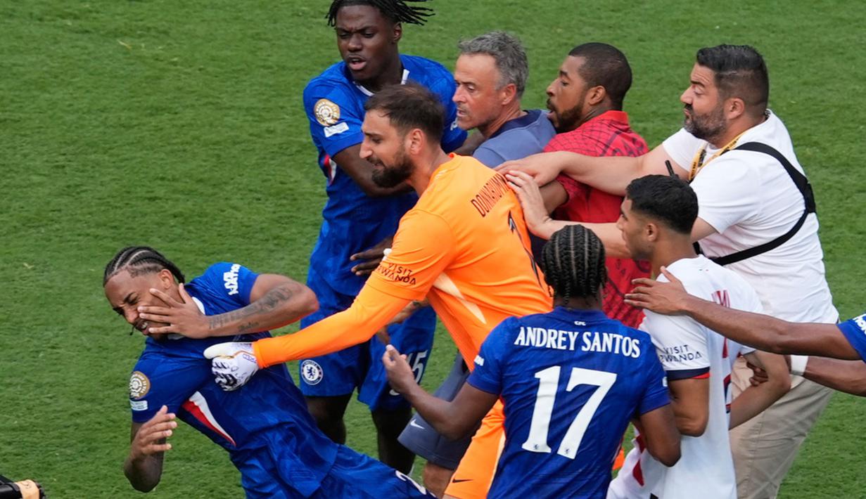 Sayangnya, laga puncak antara Chelsea vs PSG yang seharusnya menjadi perayaan kemenangan justru ternoda. Sebuah insiden tak terduga pecah setelah peluit panjang dibunyikan wasit. (AP Photo/Pamela Smith)