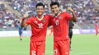 Selebrasi striker Timnas Indonesia U-22, Irfan Jauhari (kanan) bersama Pratama Arhan setelah mencetak gol kedua Timnas Indonesia U-22 ke gawang Filipina pada laga pertama Grup A SEA Games 2023 di Olympic Stadium, Phnom Penh, Kamboja, Sabtu (29/4/2023). (Bola.com/Abdul Aziz)