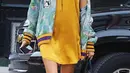 Kesan feminin bisa kamu dapatkan dari padu padan jaket bomber dan mini dress seperti yang dikenakan Hailey Bieber satu ini. (Instagram/haileyjbaldwin).
