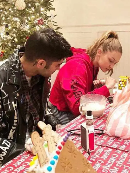 Lewat akun Instagramnya, Gigi Hadid terlihat tengah serius membuat kue jahe bersama dengan Zayn Malik. (E! News)