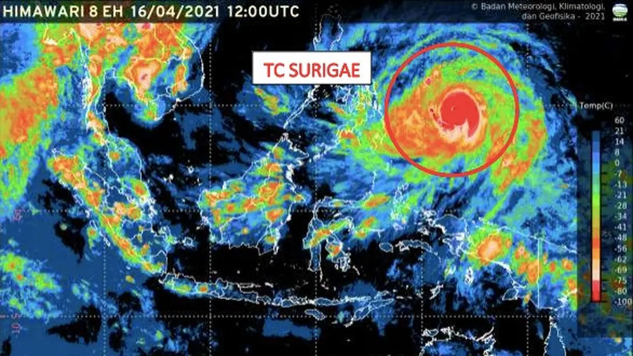 Citra satelit Himawari terkait adanya Siklon Tropis Surigae (lingkaran merah) di wilayah perairan Samudera Pasifik utara Papua Barat pada Jumat (16/4).