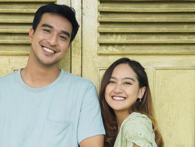 Web series Jodoh atau Bukan sudah tayang di aplikasi streaming, Salsha unggah foto kebersamaannya bareng Ibrahim Risyad. Dikabarkan terlibat cinlok, Salshabilla Adriani tak membenarkan juga tak mengelak akan kabar tersebut. Meski ada menghujat, namun tak sedikit pula yang setuju dengan hubungan keduanya dan berkomentar jika Salsha berhak untuk bahagia. (Liputan6.com/IG/@salshabillaadr)