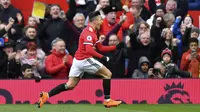 Penggawa Manchester United (MU) Alexis Sanchez merayakan gol ke gawang Swansea City pada lanjutan Liga Inggris di Old Trafford, Sabtu (31/3/2018). (Anthony Devlin/PA via AP)