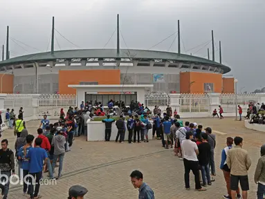 Suporter mulai memenuhi loket pembelian tiket sebelum laga Persib Bandung melawan Semen Padang di Stadion Pakansari, Bogor, Sabtu (11/3/2017). (Bola.com/Nicklas Hanoatubun)