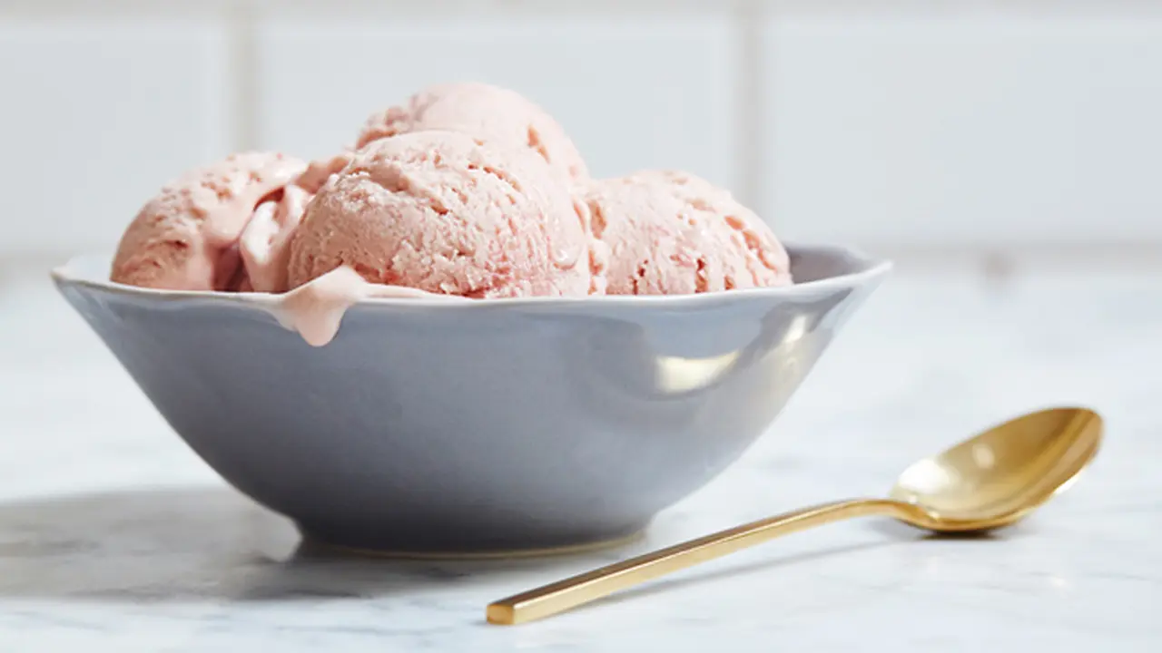 Segarkan Hari dengan Es Krim Raspberry