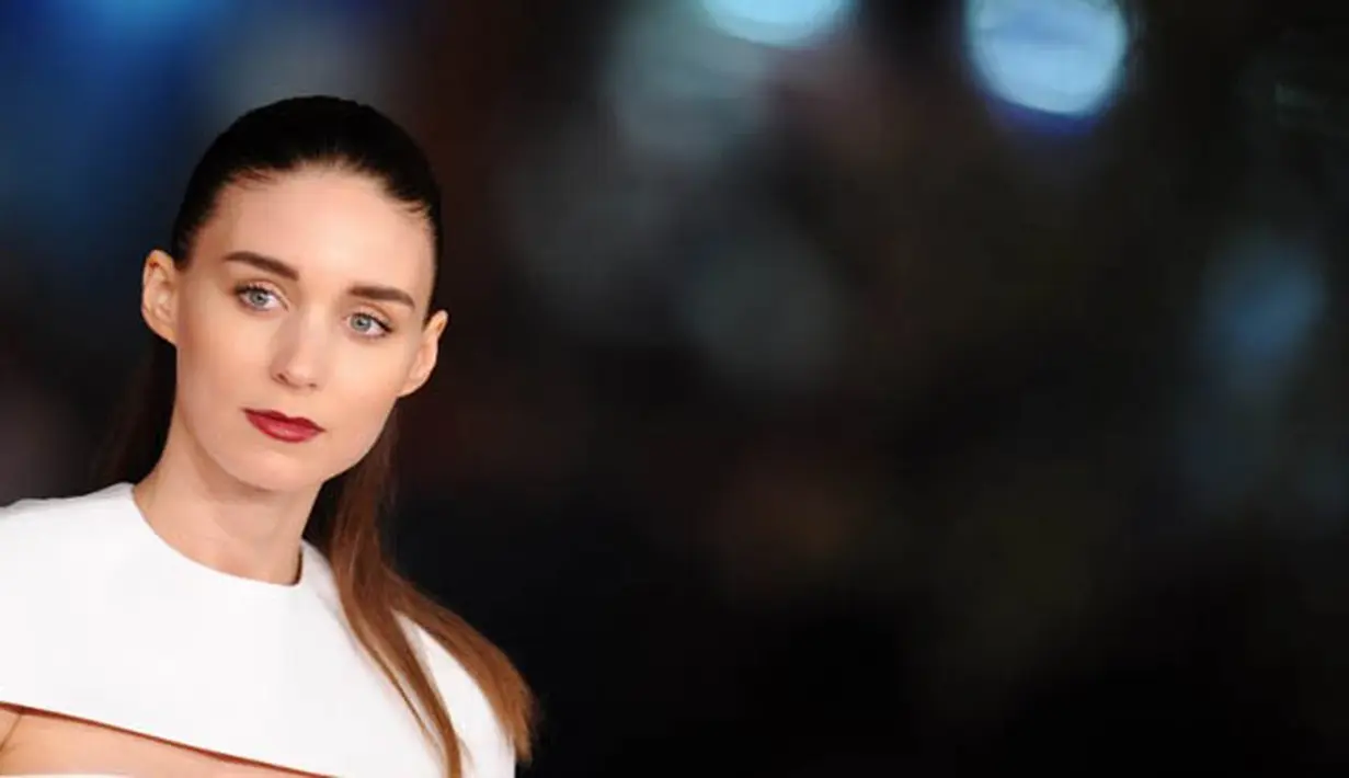 Rooney Mara kerap menunjukkan ekspresi datar saat dipotret fotografer. Aktris yang membintangi film ‘the Girl with the Dragon Tattoo’ itu hanya sesekali mengembangkan senyum sangat tipis. (AFP PHOTO/TIZIANA FABI)