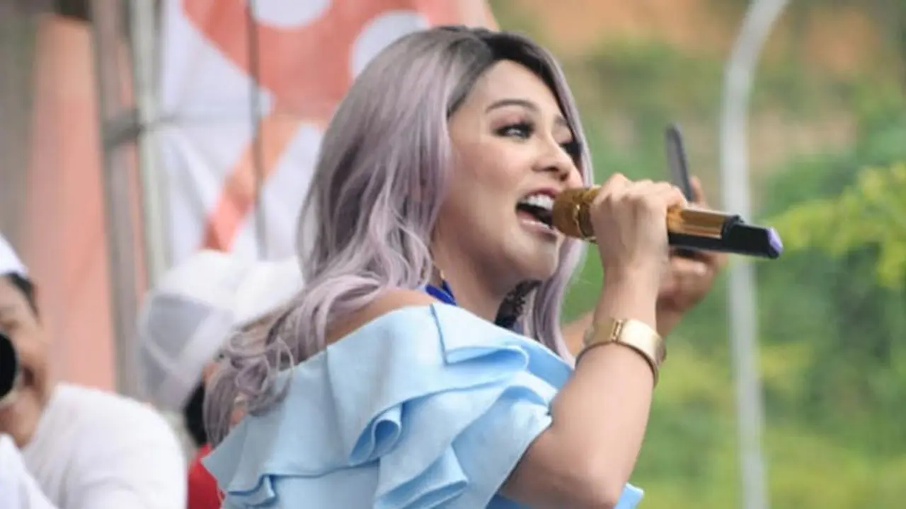 Meski Diguyur Hujan Jenita Janet Sukses Buat Para Tamu di PLBN Entikong Bergoyang