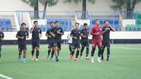 Para pemain PSIS saat melakukan pemanasan dalam latihan tertutup di Stadion Citarum, Semarang, Kamis (19/3/2020) sore. (Sumber: Ofisial PSIS)