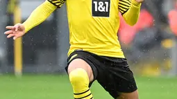 Gelandang Dortmund, Jadon Sancho membawa saat bertanding melawan Bayer Leverkusen dalam pertandingan divisi satu Bundesliga di Dortmund, Jerman barat pada 22 Mei 2021. MU membeli Jadon Sancho dari Dortmund, dengan mahar 90 juta euro atau sekitar 1.5 triliun rupiah. (AFP/ Ina Fassbender)